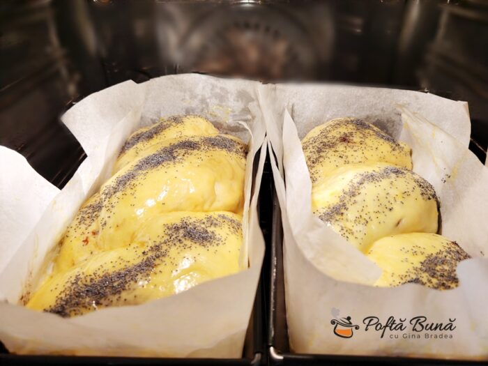Cozonac moldovenesc cu aluat oparit si 10 galbenusuri pufos reteta gina bradea 18 700x525 - Cozonac cu aluat opărit și 10 gălbenușuri