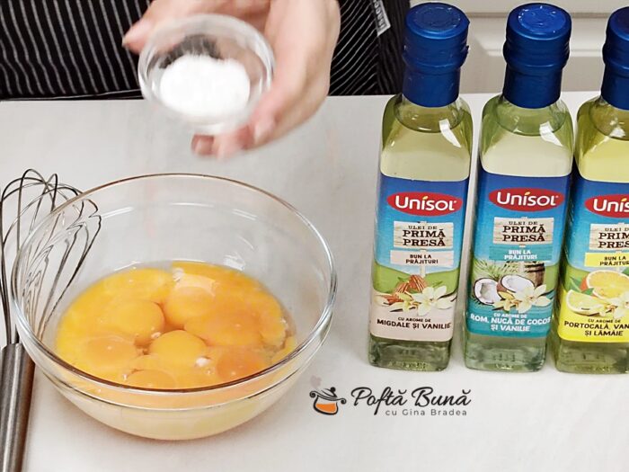 Cozonac moldovenesc cu aluat oparit si 10 galbenusuri pufos reteta gina bradea 3 700x525 - Cozonac cu aluat opărit și 10 gălbenușuri