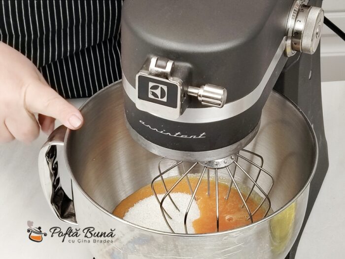 Cozonac moldovenesc cu aluat oparit si 10 galbenusuri pufos reteta gina bradea 4 700x525 - Cozonac cu aluat opărit și 10 gălbenușuri