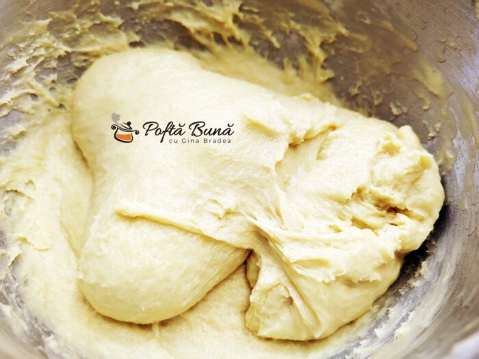 Cozonac moldovenesc cu aluat oparit si 10 galbenusuri pufos reteta gina bradea 6 700x525 - Cozonac cu aluat opărit și 10 gălbenușuri