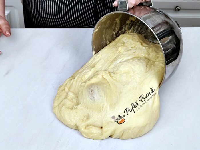 Cozonac moldovenesc cu aluat oparit si 10 galbenusuri pufos reteta gina bradea 9 700x525 - Cozonac cu aluat opărit și 10 gălbenușuri