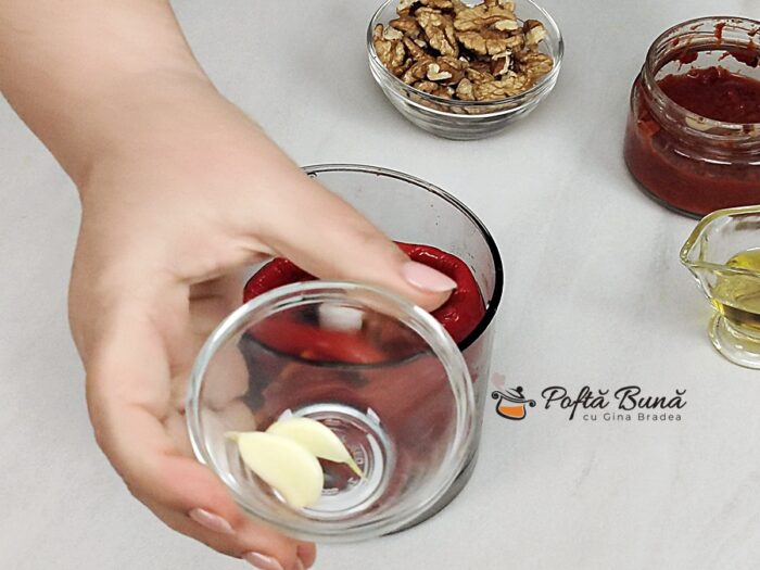 Muhammara pasta picanta de ardei copti cu nuci reteta gina bradea 3 700x525 - Muhammara pasta de ardei copti cu nuci