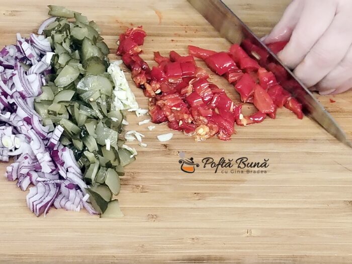 Salata de fasole boabe cu ardei copti si castraveti murati