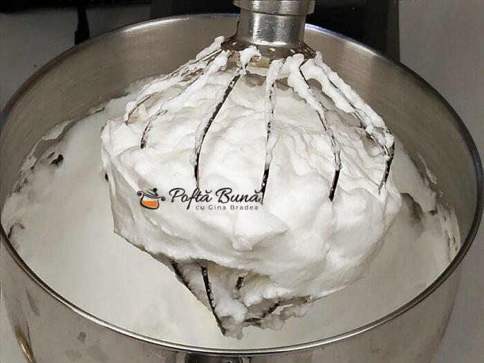 Tort cu nuca si crema de ciocolata cu visine reteta gina bradea 2 700x525 - Tort cu nucă și cremă de ciocolată cu vișine