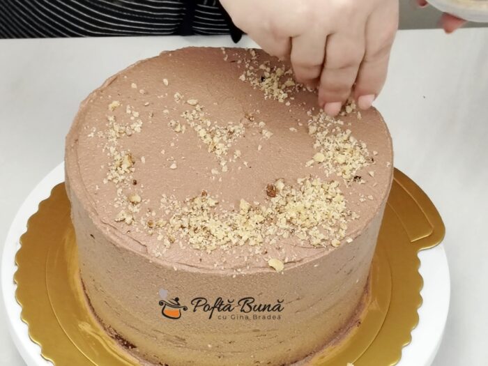 Tort cu nuca si crema de ciocolata cu visine reteta gina bradea 9 700x525 - Tort cu nucă și cremă de ciocolată cu vișine