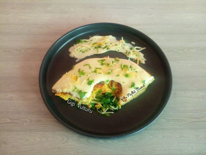 Budincă de dovlecei cu sos de parmezan Budincă de dovlecei cu sos de parmezan