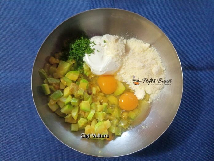 Budincă de dovlecei cu sos de parmezan budinca de dovlecei cu sos de parmezan reteta gina bradea 4 697x525 - Budincă de dovlecei cu sos de parmezan