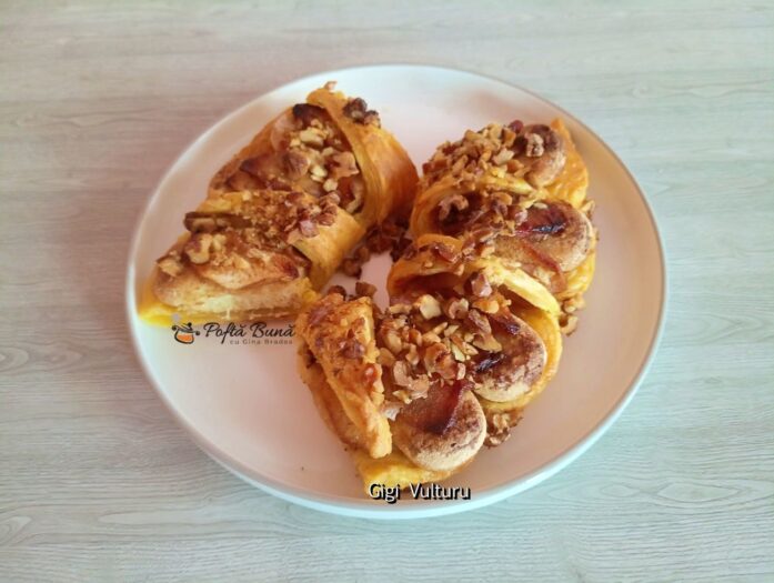 coronita foietaj piscoturi lapte condensat mere reteta 1 697x525 - Coroniță din foietaj cu pișcoturi, lapte condensat și mere