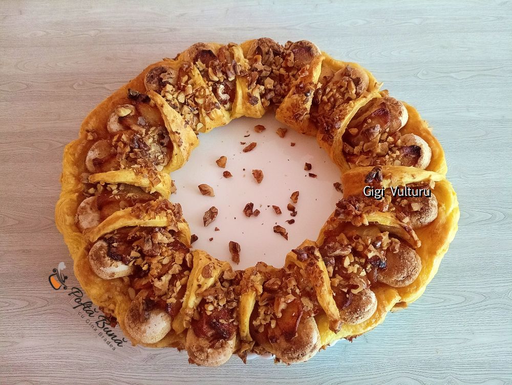 Coroniță din foietaj cu pișcoturi, lapte condensat și mere