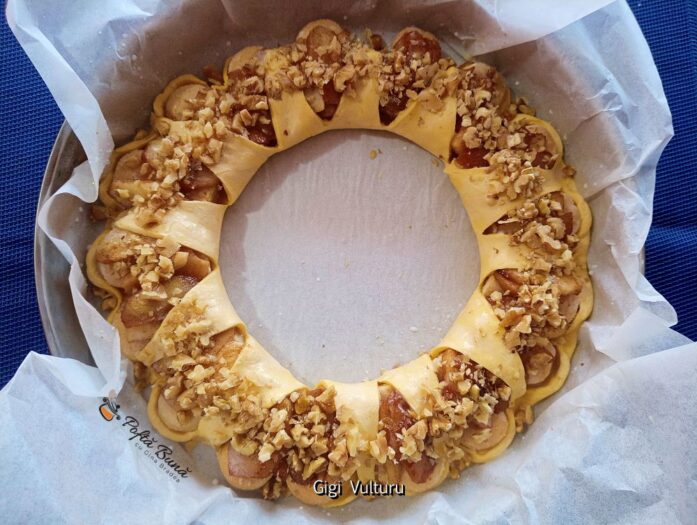 Coroniță din foietaj cu pișcoturi, lapte condensat și mere