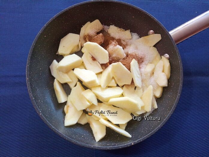 coronita foietaj piscoturi lapte condensat mere reteta 4 697x525 - Coroniță din foietaj cu pișcoturi, lapte condensat și mere