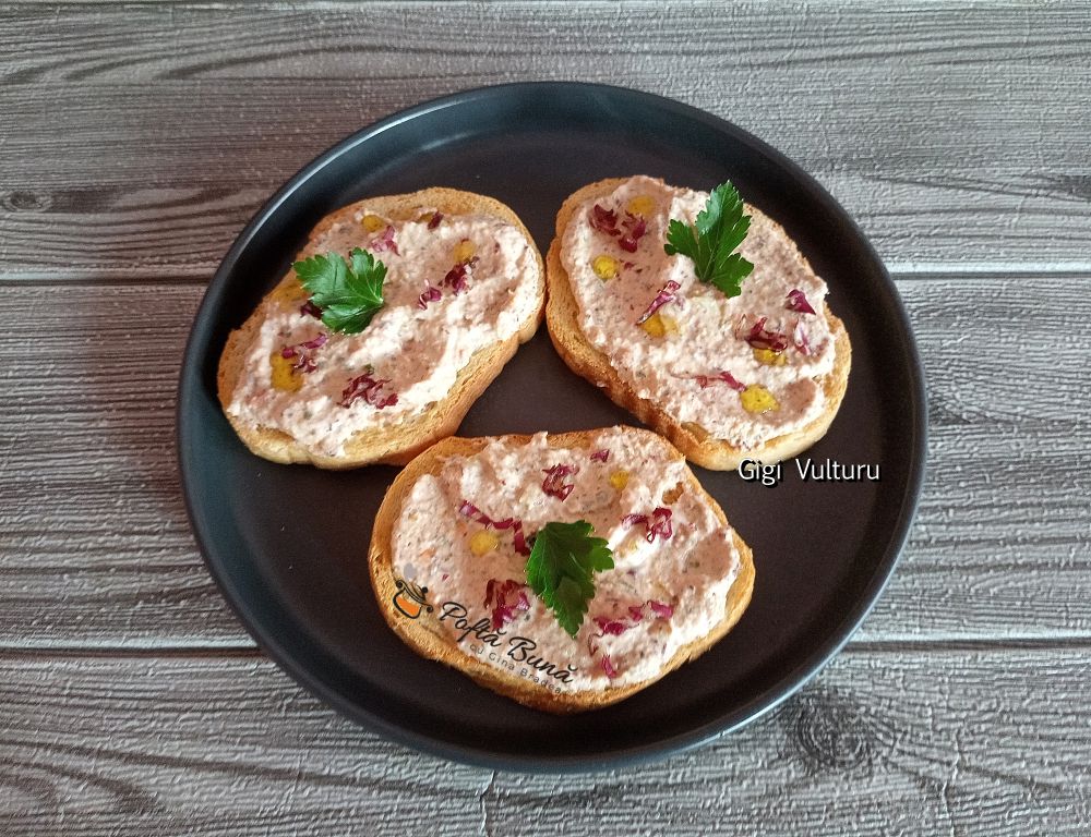 Pastă tartinabilă din cremă de br&acirc;nză, salată și roșii cherry