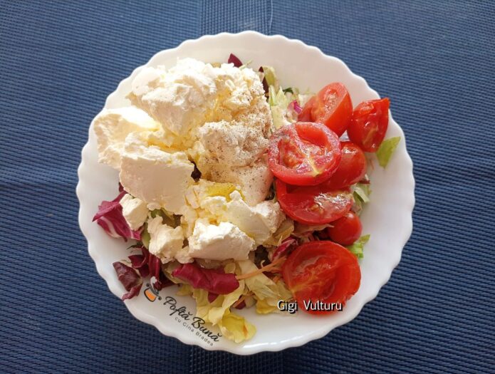 Pastă tartinabilă din cremă de br&acirc;nză, salată și roșii cherry