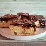 Prajitura cu branza si piersici din compot