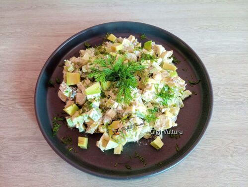 Salata de avocado, nuci si crema de branza