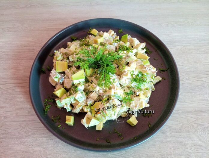 Salata de avocado, nuci si crema de branza Salata de avocado, nuci si crema de branza