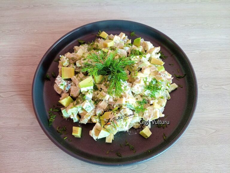 Salata de avocado, nuci si crema de branza