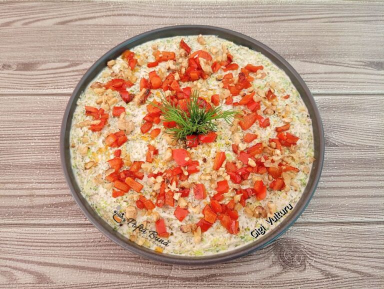 Salată de broccoli prăjit cu iaurt grecesc și ardei