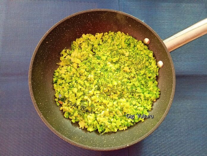 salata broccoli prajit iaurt grecesc ardei reteta gina bradea 4 697x525 - Salată de broccoli prăjit cu iaurt grecesc și ardei