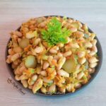 Salată de fasole cu morcovi, castraveți murați și mărar