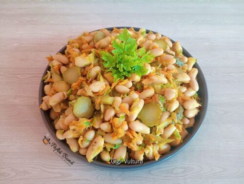 Salată de fasole cu morcovi, castraveți murați și mărar