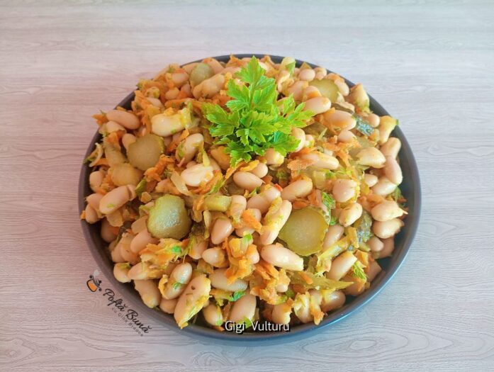 Salată de fasole cu morcovi, castraveți murați și mărar