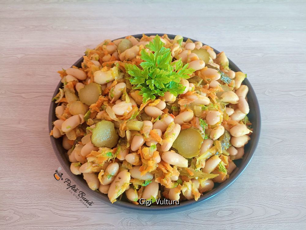 Salată de fasole cu morcovi, castraveți murați și mărar