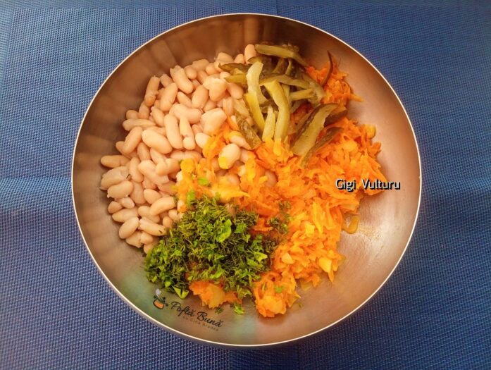 Salată de fasole cu morcovi, castraveți murați și mărar