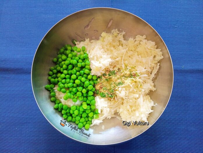 salata de varza cu mazare si marar reteta 3 697x525 - Salată de varză cu mazăre și mărar