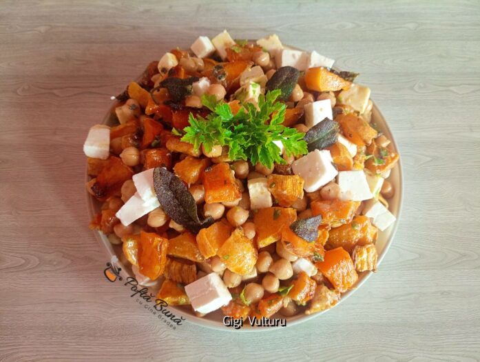 Salată din dovleac cu năut, unt și salvie