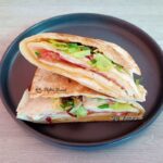 Sandviș din lipie cu ouă, cremă de brânză și salată