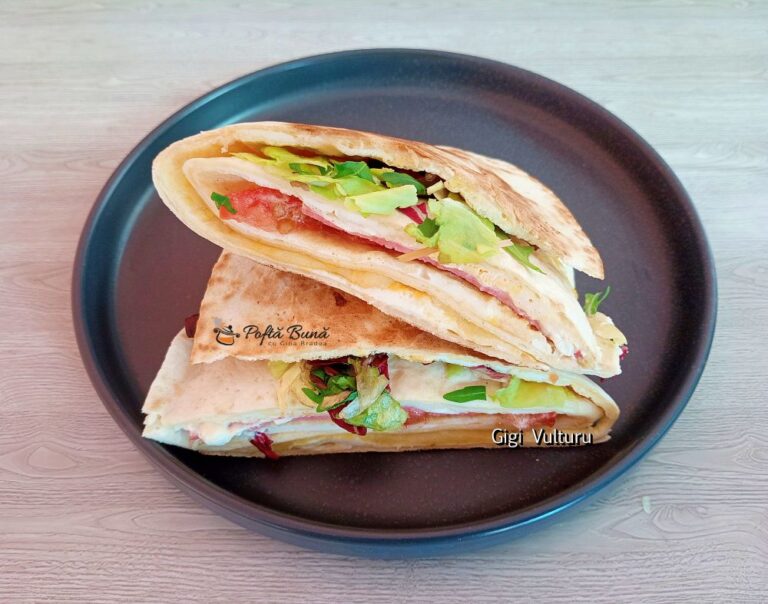 Sandviș din lipie cu ouă, cremă de brânză și salată