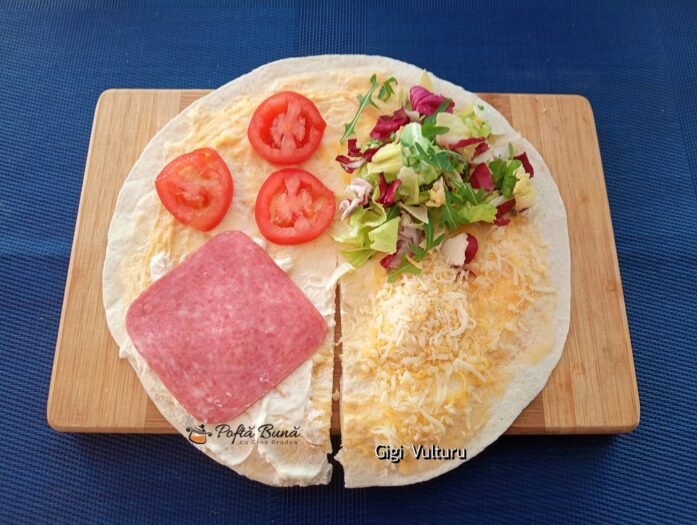 Sandviș din lipie cu ouă, cremă de brânză și salată sandvis lipie oua crema branza salata 2 697x525 - Sandviș din lipie cu ouă, cremă de brânză și salată