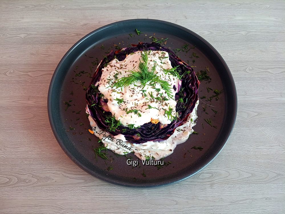 Varză roșie cu sos de iaurt și mentă