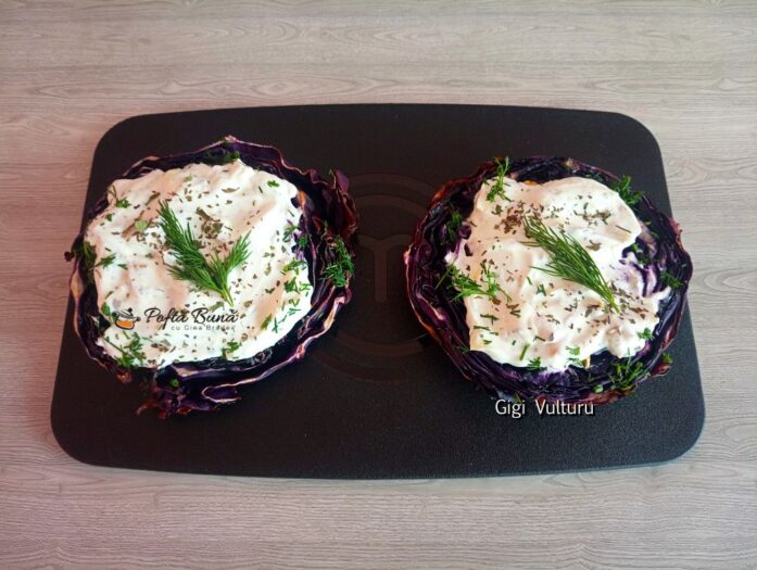 Varză roșie cu sos de iaurt și mentă