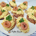 Bruschete cu cremă de ouă și somon afumat