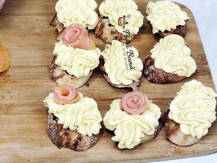 Bruschete cu crema de oua si somon afumat reteta gina bradea 1 700x525 - Bruschete cu cremă de ouă și somon afumat