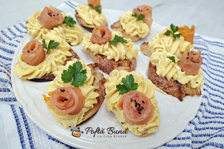 Bruschete cu cremă de ouă și somon afumat