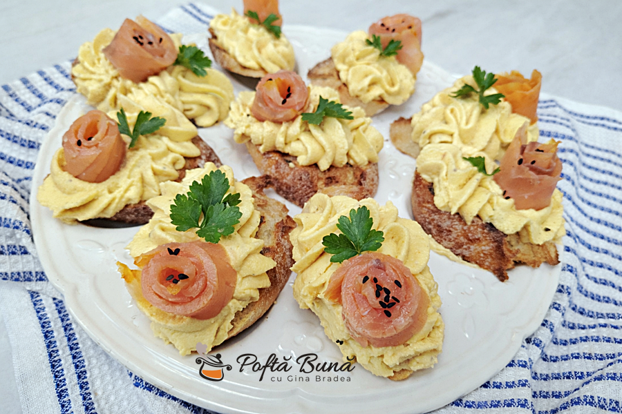 Bruschete cu cremă de ouă și somon afumat