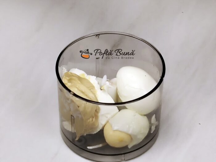 Bruschete cu cremă de ouă și somon afumat