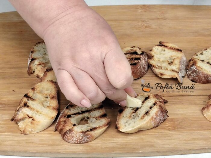 Bruschete cu crema de oua si somon afumat reteta gina bradea 4 700x525 - Bruschete cu cremă de ouă și somon afumat