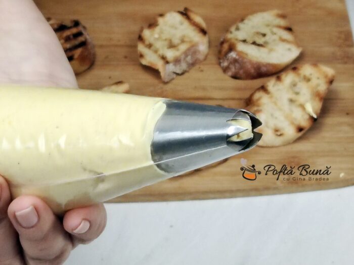 Bruschete cu cremă de ouă și somon afumat