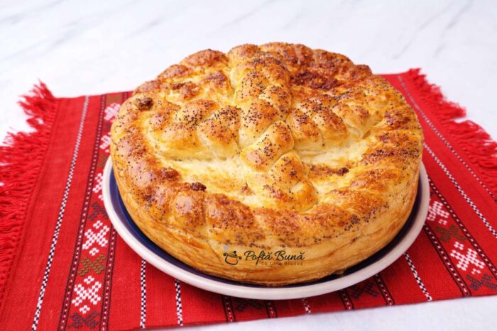 Pască cu br&acirc;nză sărată &ndash; rețetă tradițională cu aluat dospit pufos