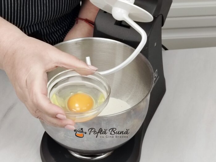 Pasca cu branza sarata cu aluat dospit pufos reteta gina bradea 2 700x525 - Pască cu br&acirc;nză sărată rețetă tradițională cu aluat dospit pufos