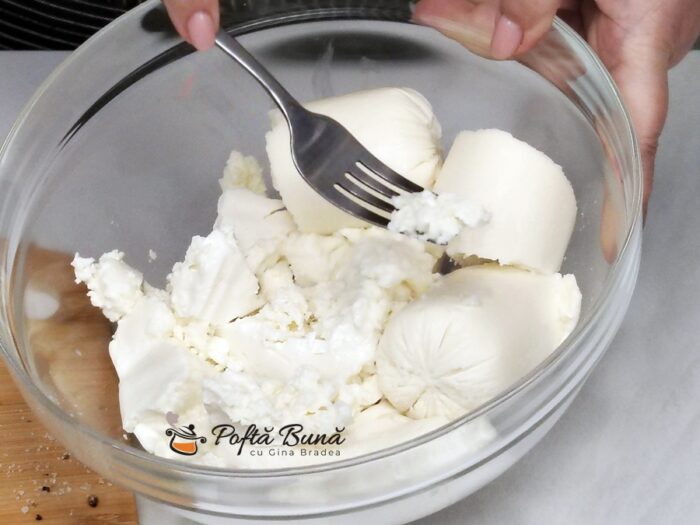 Pasca cu branza sarata cu aluat dospit pufos reteta gina bradea 3 700x525 - Pască cu br&acirc;nză sărată rețetă tradițională cu aluat dospit pufos