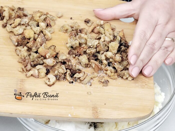 Pasca cu branza sarata cu aluat dospit pufos reteta gina bradea 4 700x525 - Pască cu br&acirc;nză sărată rețetă tradițională cu aluat dospit pufos