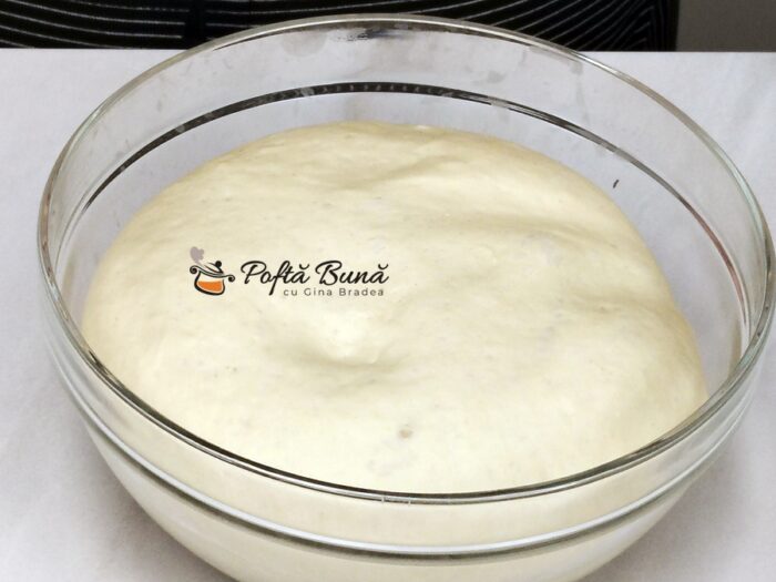 Pască cu br&acirc;nză sărată &ndash; rețetă tradițională cu aluat dospit pufos