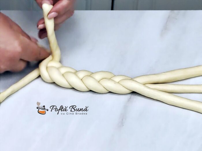 Pască cu br&acirc;nză sărată &ndash; rețetă tradițională cu aluat dospit pufos