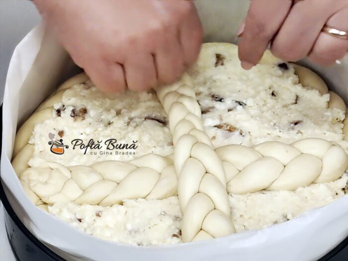 Pască cu br&acirc;nză sărată &ndash; rețetă tradițională cu aluat dospit pufos