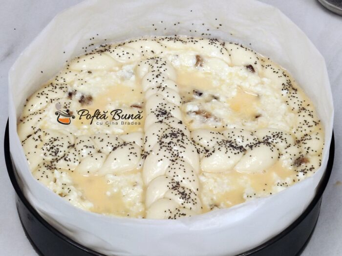 Pască cu br&acirc;nză sărată &ndash; rețetă tradițională cu aluat dospit pufos